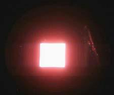 PL 592 nm NQD를 사용한 발광소자의 휘도 및 전류밀도(inset: 발광 사진)