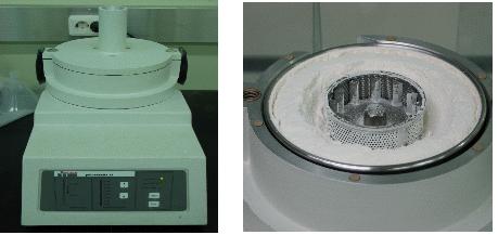 건조된 인삼 재료의 분쇄에 사용된 variable rotor mill의 외부(왼쪽)와 시료 분쇄 중 내부(오른쪽)