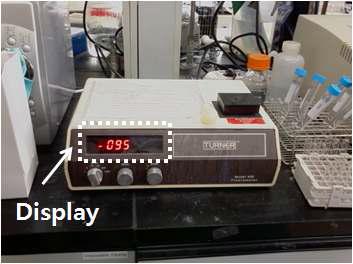 실험에 사용한 Fluoromter(TURNER Model 450 Fluoromter) 사진