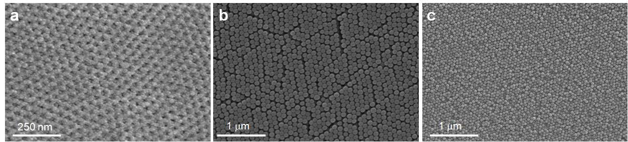(a) 콜로이드 결정을 위한 티타늄 템플레이트; (b) 템플레이트 위에 만들어진 100 nm 크기의 킩로이드 결정 구조; (c) 템플레이트 위에 만들어진 50 nmm 크기의 콜로이드 결정 구조.
