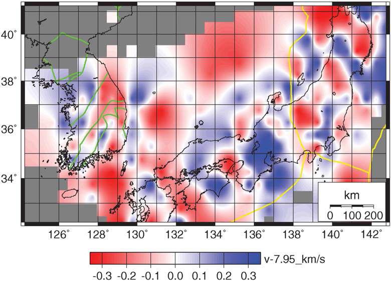Pn 주시 토모그래피. 참고 Pn 속도(7.95km/sec)에 대한 상대적인 속도 차이가 표현되었다. 주요 조구조들은 실선으로 강조되었다. 고속도 이상은 선캄브리아기 지괴 지역에서 관측되는 반면, 저속도 이상은 후포 분지들에서 관측된다. 일본 열도에서는 국지적으로 저속도 이상들이 보인다.