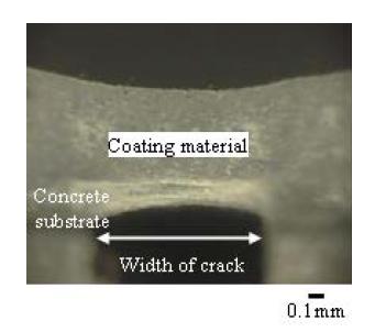 균열이 발생한 콘크리트에 있어서 마감재료의 단면도