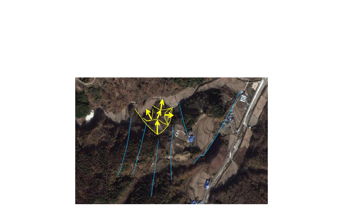 안탑정 마을의 침강방향(노랑색 화살표)과 단층선(파랑색)