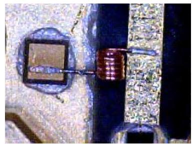 초소형 Air-Coil Inductor가 기판의 전극 및 고출력 Diode에 연결된 모습