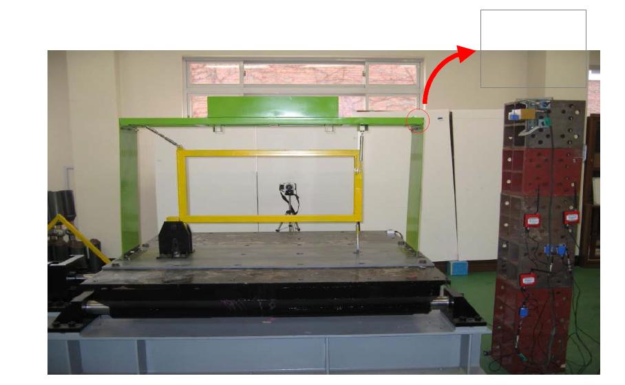 진동대에 설치된 실험구조물과 계측기