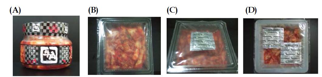 (A) (주)진미의 일본 수출용 병 포장 김치제품 및 (B) PET 밀폐용기 (C) 가스흡수제 1개 부착된 PET 밀폐용기 트레이형 제품 (D) 가스흡수제 2개 부착