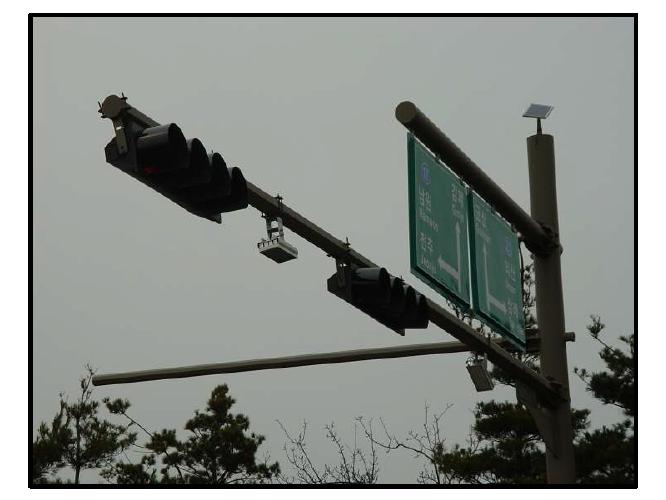 태양광 전지 모듈이 본 과제에서 개발한 통합형 교통안내구조물 세로지주 끝에 설치된 모습