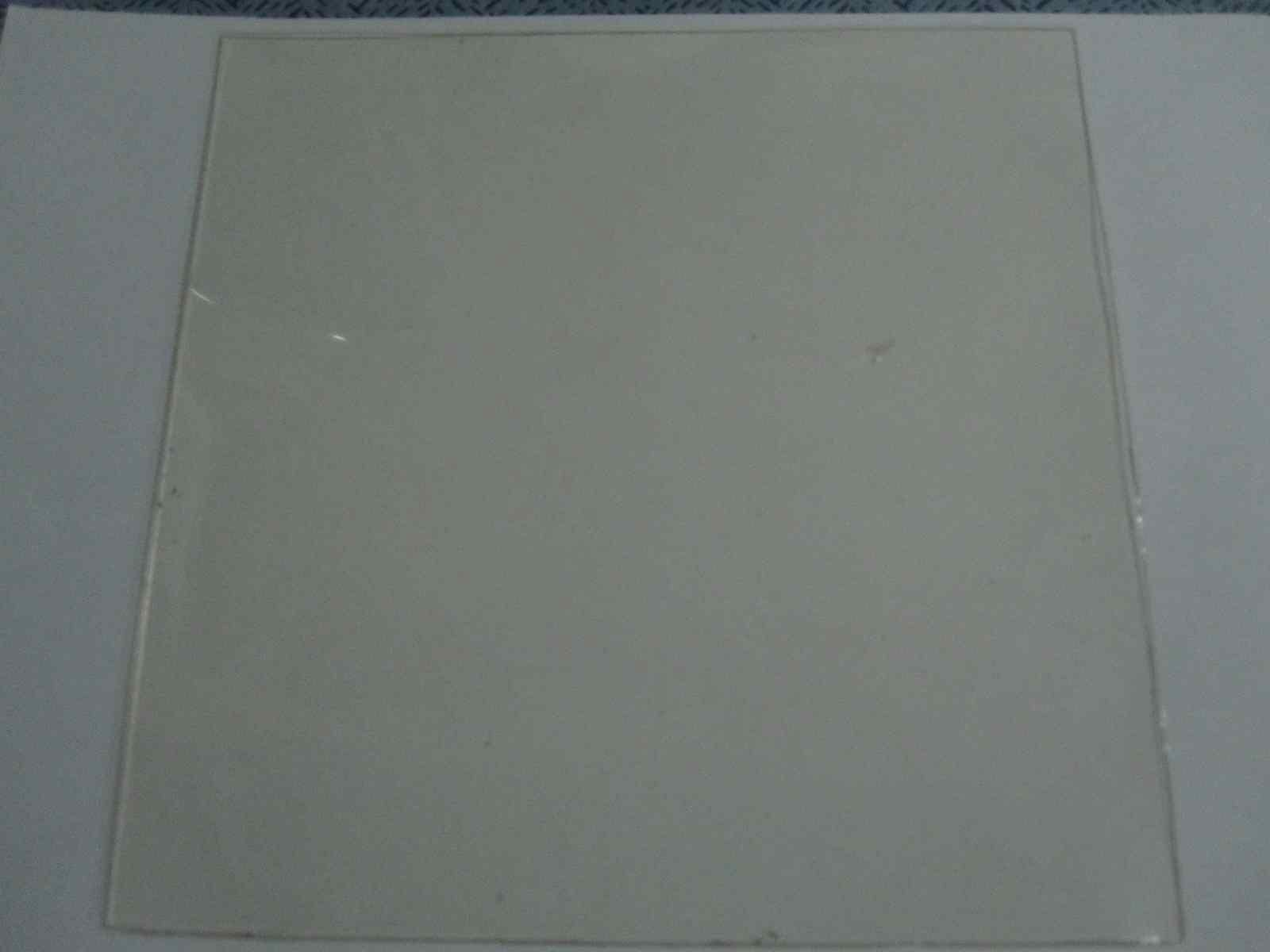 가소제인 글리세롤 모노라우레이트 디아세테이트를 적용하여 제작된 시제품 PVC시트.