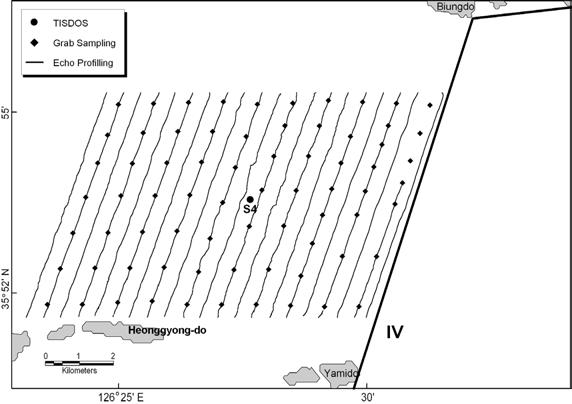 4호 방조제 외해역의 해저지형조사(실선), 표층퇴적물 시료채취(점) 그리고 TISDOS(S4) 계류 위치도