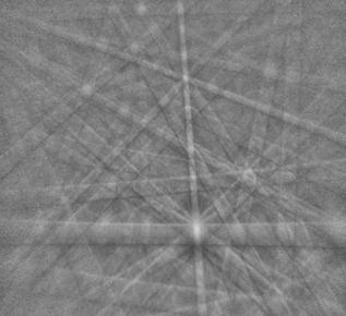 전자현미경에 부착된 EBSD detector 에 보이는 각섬석의 Kikuchi bands 의 예시.