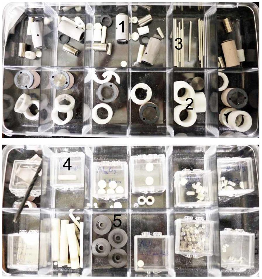 Sample assembly를 이루는 많은 종류의 부품들.