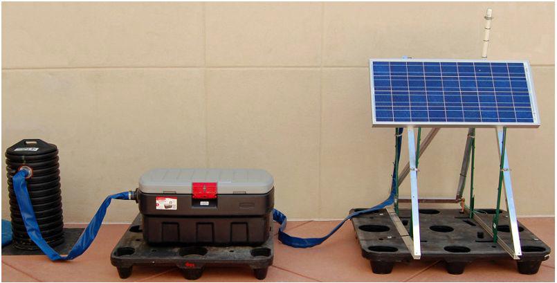 PASSCAL의 이동식 지진관측장비. 주전원은 태양광 발전을 이용하고 있다.
