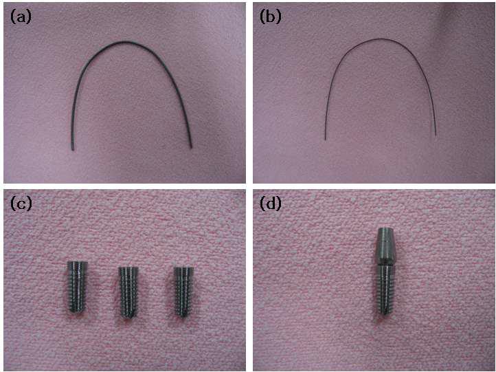 Ti-29Nb-5Zr 합금 시제품 제작 결과: (a) 1.25 mm 교정용 와이어; (b) 0.55 mm 교정용 와이어; (c) 임플란트 픽스춰; (d) 어버트 먼트와 픽스춰가 결합된 상태