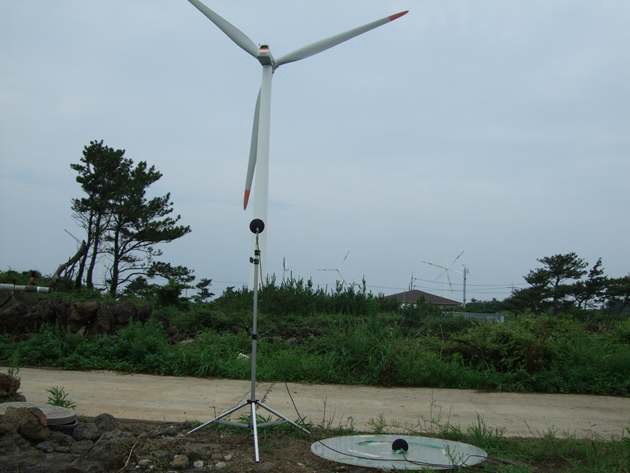 그림 3-27. 제주도 한경단지 1.5 MW 풍력발전기 뒤에 설치한 마이크로폰 모습.