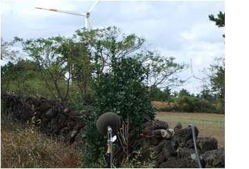 그림 3-44. 제주도 한경 풍력단지 근처 마을에서의 소음도 측정 모습.