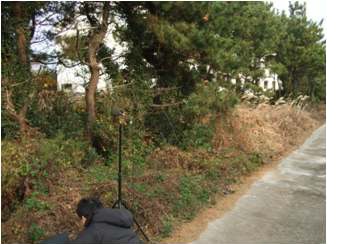 그림 3-46. 제주도 행원 풍력단지 근처 마을에서의 소음도 측정 모습.