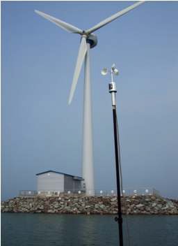 그림 3-74. 누에섬에 설치된 750 kW 풍력발전기와 풍속 측정 모습.