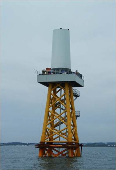 그림 3-90. 해상풍력발전기 설치를 위한 1단 타워를 설치한 모습.