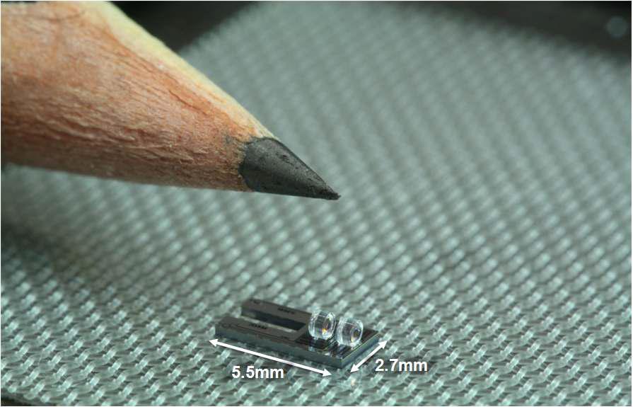 미세광학벤치상에 렌즈를 집적한 모습