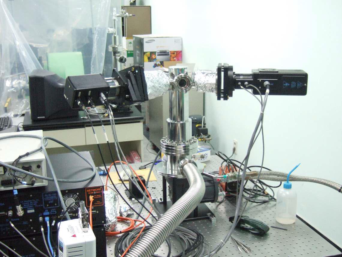 저온 실험을 위한 편광분석기와 cryostat set-up.