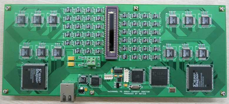 46 채널 Hammamatsu S4111-46Q Si PD 1 개가 탑재되어 제작된 중성자 신호 처리 전자장치를 나타낸 사진.
