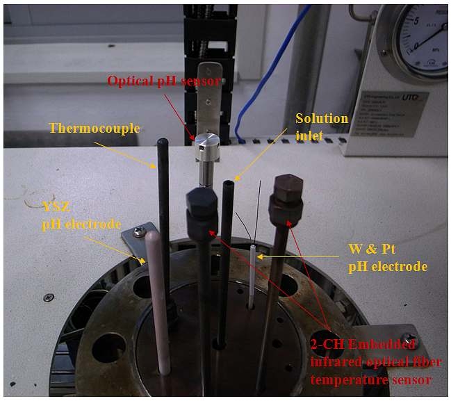 그림 3-6-14 고압용기 내부에 장착된 pH 및 온도센서 탐침의 모습
