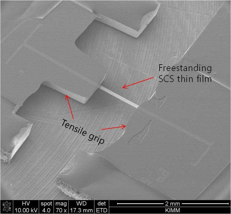 200 nm 자유지지 단결정 실리콘 인장 시편의 SEM 이미지