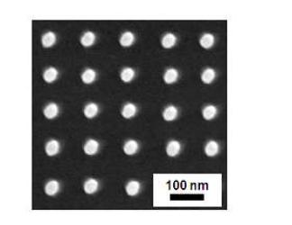 a) HSQ에 e-beam 리소그래피 후 development를 통해 얻어진 HSQ에서의 nano dot 패턴