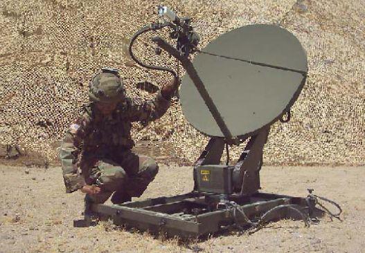 캘리포니아 포트 어윈 훈련장 병사의 VSAT 사용 모습