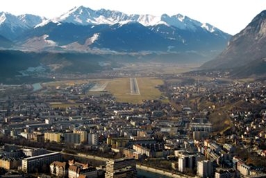 그림 2.1.4 산으로 둘러싸인 Innsbruck 공항