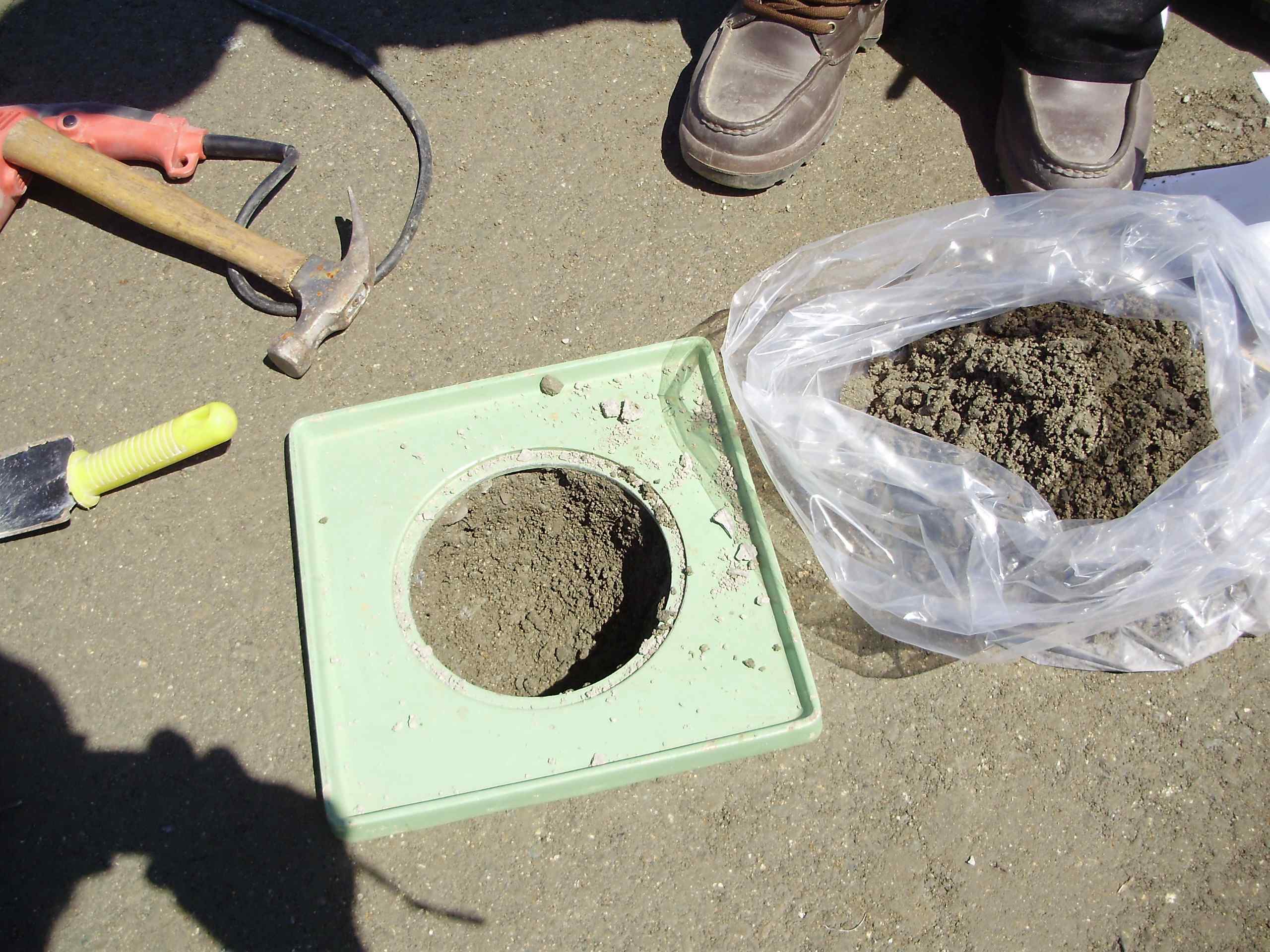 모래 치환법에 의한 콘크리트의 현장 밀도 측정