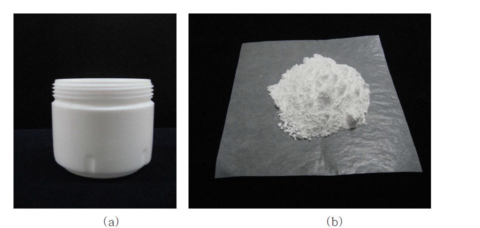 Dry method 합성방법에 사용된 telfon vessel(a)과 dry method로 합성한 Na-CST(b)