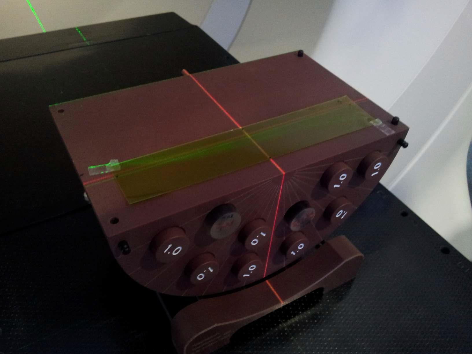 Coronal plane 의 선량 분포 측정을 위해 설치된 Gafchromic film