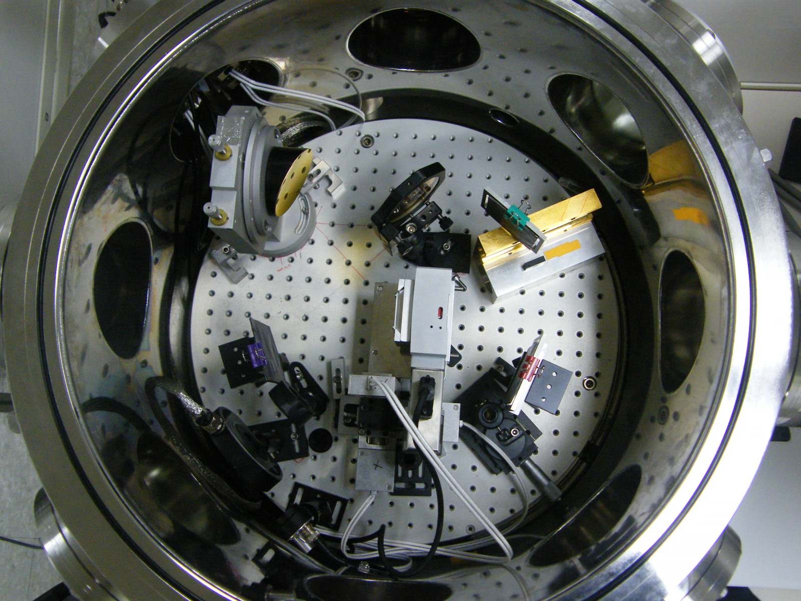 그림 3-86. 레이저 고속중성자 발생과 계측을 위한 챔버내의 실험장치 모습