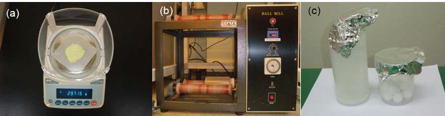 (a) 조성 설계에 따른 유리원료 칭량, (b) ball milling 공정 그리고 (c) ball milling 후의 건조실험 사진