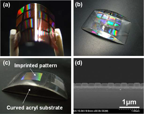 (a) 내열성이 뛰어난 PI 필름 위에 패턴이 형성된 사진, (b)제작된 유연한 폴리머 몰드를 사용하여 곡면 고분자 기판위에 패턴이 형성된 사진, (c~d) 곡면 고분자 기판 위에 나노급 패턴이 형성된 디지털 및 SEM 이미지