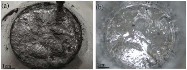 액체 갈륨에 혼합한 Ni 입자들의 거시적 관찰: (a) silica 코팅 안한 Ni 입자, (b) silica 코팅한 Ni 입자