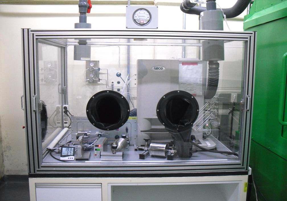 RH-600 Hydrogen determinator main body and its accessories installed in the acryl glove box.