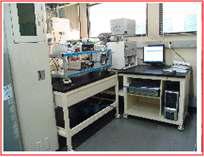 A quadrupole mass spectrometer system equipped with a quantitative gas injection apparatus.