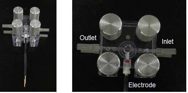 미세다공성 막 기반의 센서가 탑재될 수 있는 지그. 전극이 삽입되고 inlet과 outlet을 통해 실리콘 튜브가 연결될 수 있음