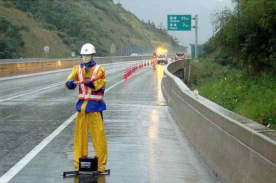 도로 위험수신호 로봇(한국)
