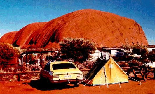 그림 2-1 Chamberlain의 차와 텐트, Ayers Rock, 1980