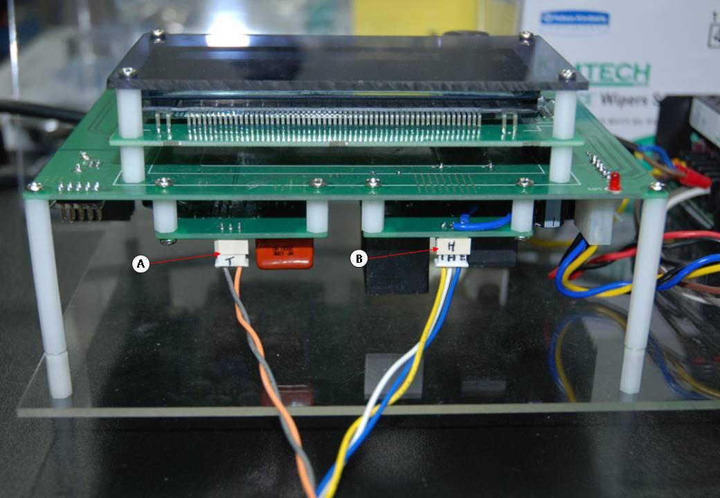 온도조절장치의 뒷부분으로 heating 전원공급장치와 온도측정용 커넥터 사진.