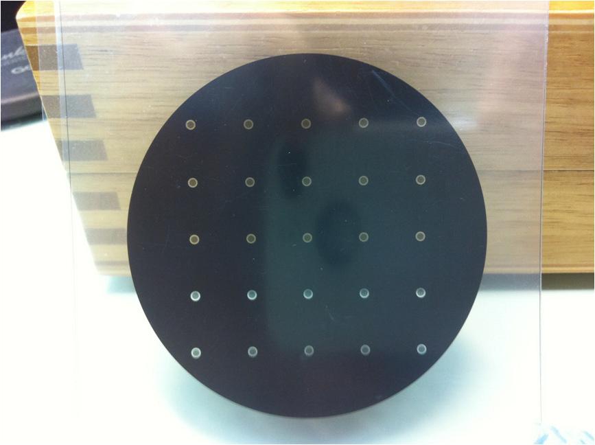 2 mm Grid 제작을 위한 4 인치 직경의 Photomask 사진.
