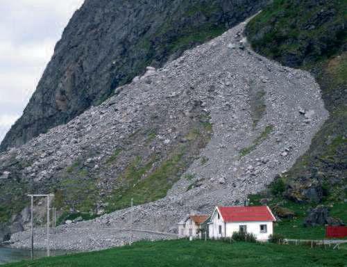 봄철 해동기에 발생한 빙퇴석 지대의 산사태(노르웨이 북부, Lofoten 지역).
