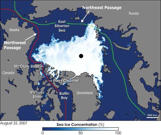 2007년 8월 22일 북극해 해빙의 분포와 북극의 북서항로(NW Passage)와 북동항로(NE Passage) 루트. 북서항로는 대부분 열려 있으나 북동항로는 해빙에 의해 닫혀있는 상태.