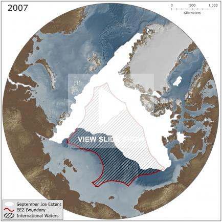 약 2.8백만 km2의 면적을 갖는 북극해 중앙해역(적색선)과 해빙이 최대 로 감소하였던 2007년 9월 16일의 해빙분포(하얀색).