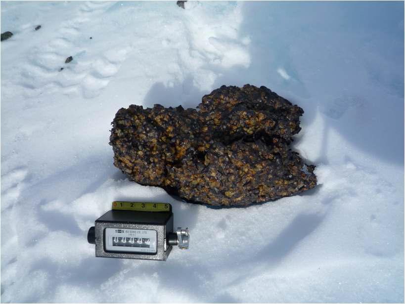 현재까지 대한민국이 회수한 최대 크기의 남극운석(TIL08004, 5.0 kg, 분화운석 팔라싸이트).