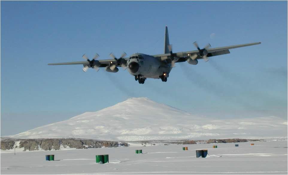 Mario Zucchelli 기지 인근 해빙활주로에 이륙 중인 이태리 수송기 C-130.