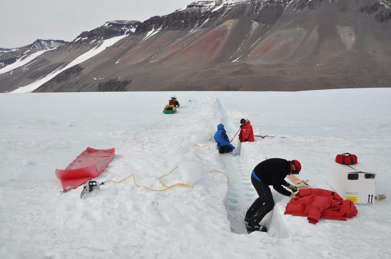 남극 테일러 빙하에서 Blue ice를 샘플링하는 광경